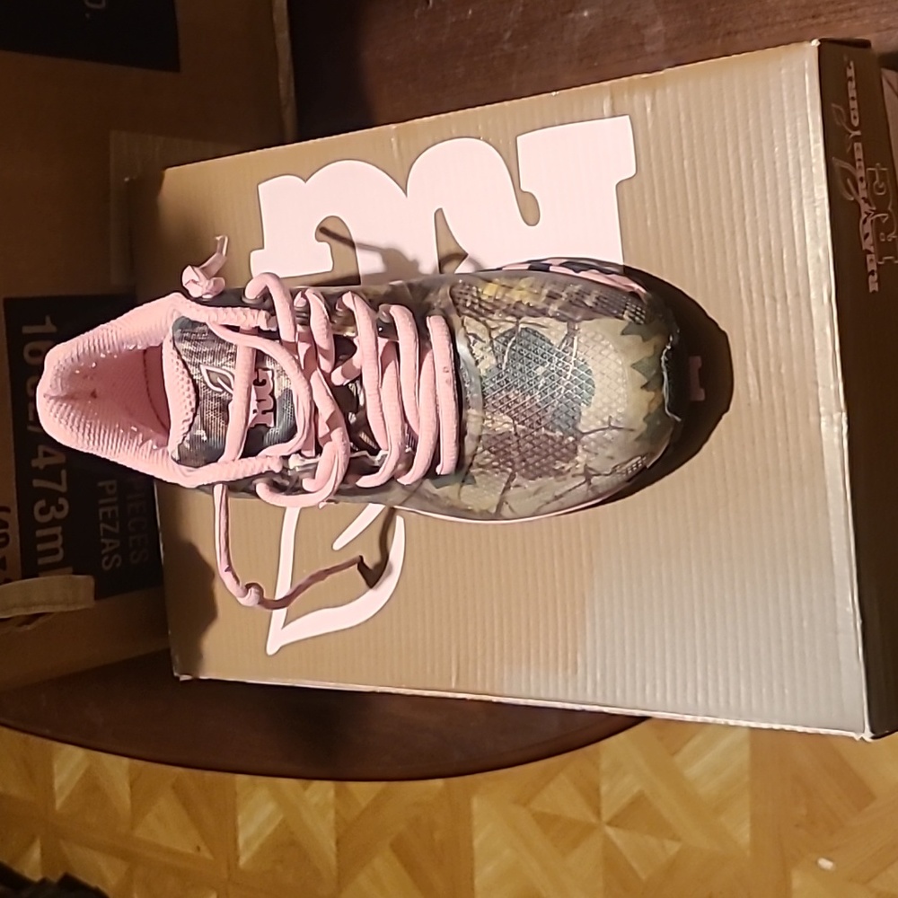 Shoe's - Picture 2 of 6